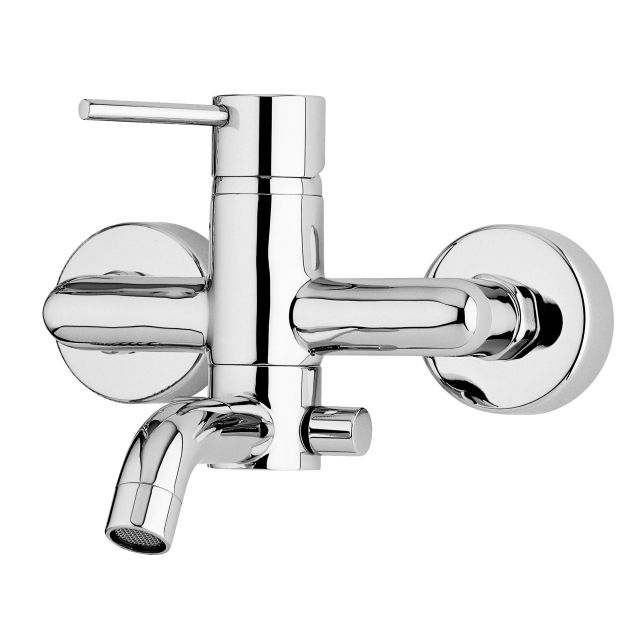 Grifo mezclador exterior para bañera de diseño moderno. Grifo mezclador exterior para bañera de diseño moderno.