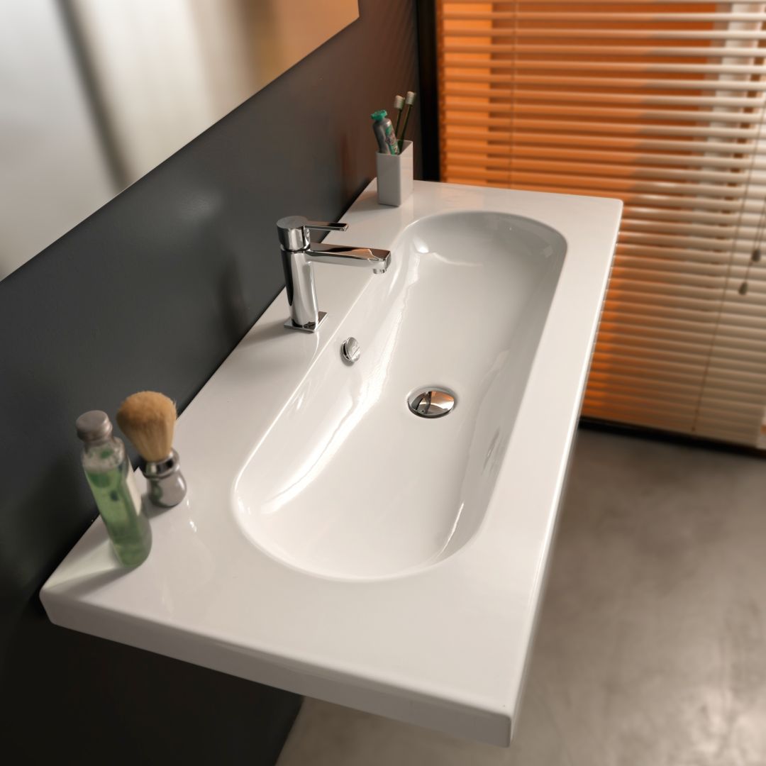 Lavabo da parete 100 cm con bordo per oggetti, in ceramica di qualità