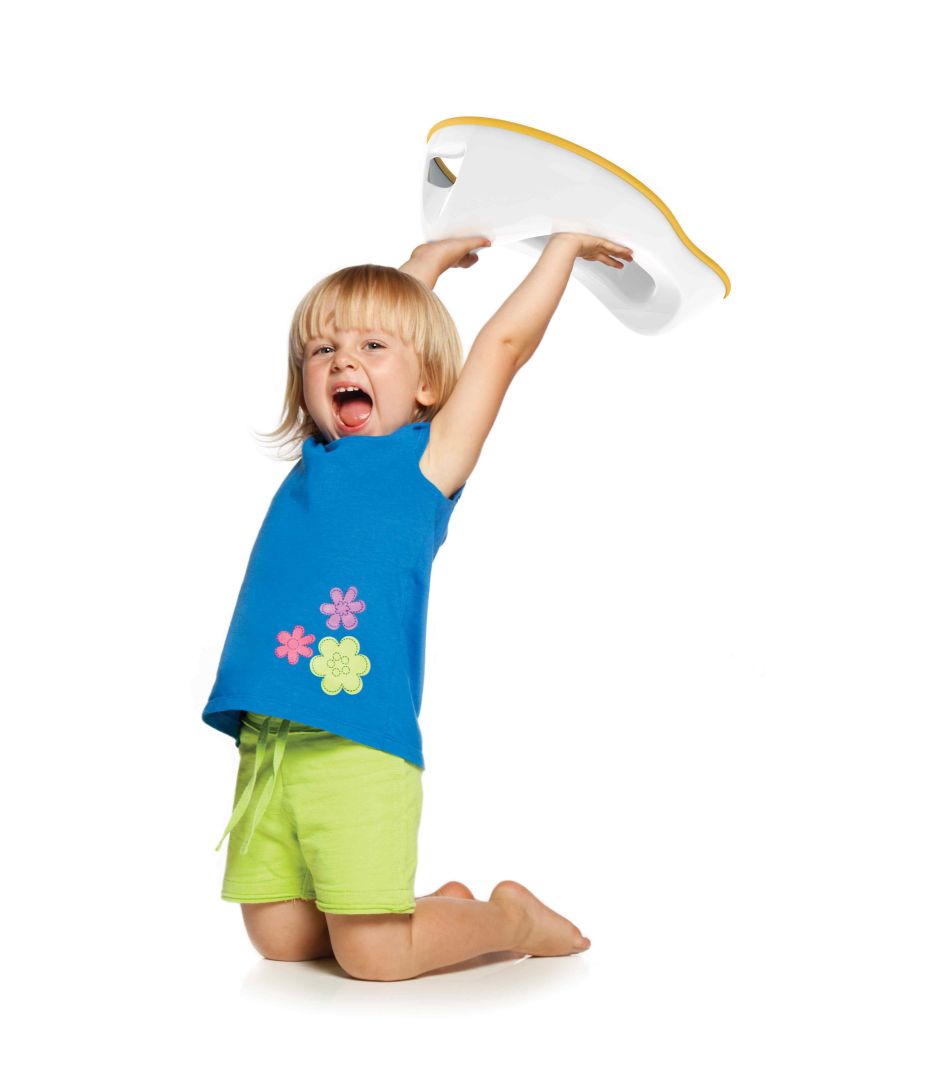 Bimbi con il riduttore wc in mano