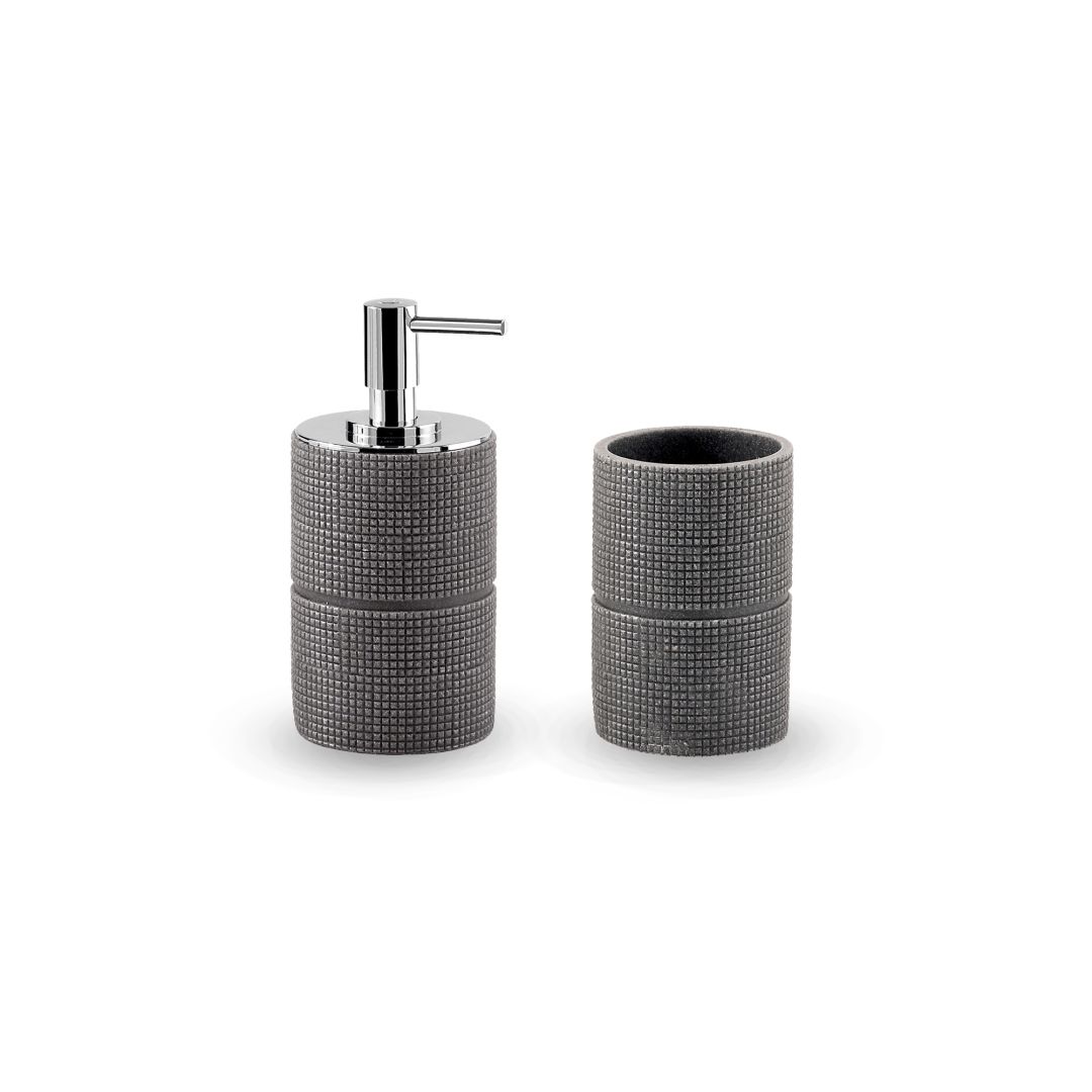 "Dosificador de jabón y porta cepillos de la serie Marily con decoración en relieve."o