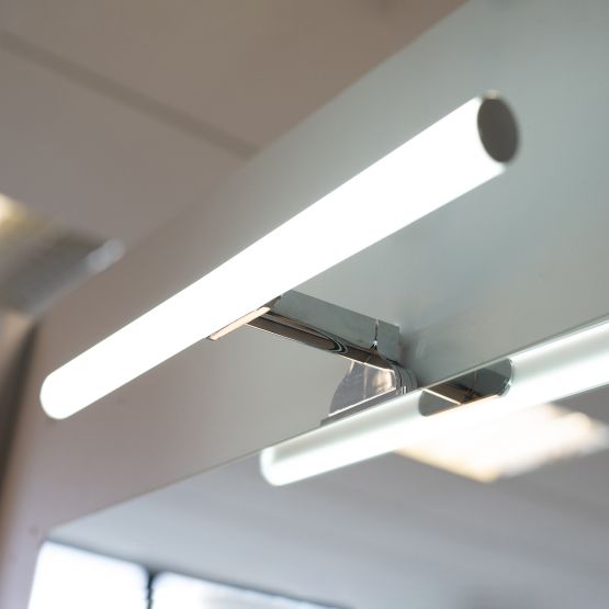 "Lámpara LED de luz fría para espejo."